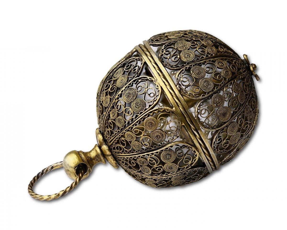 Large Filigree Silver Gilt Ball Form Pomander. Spanish, Circa 1700.-photo-1