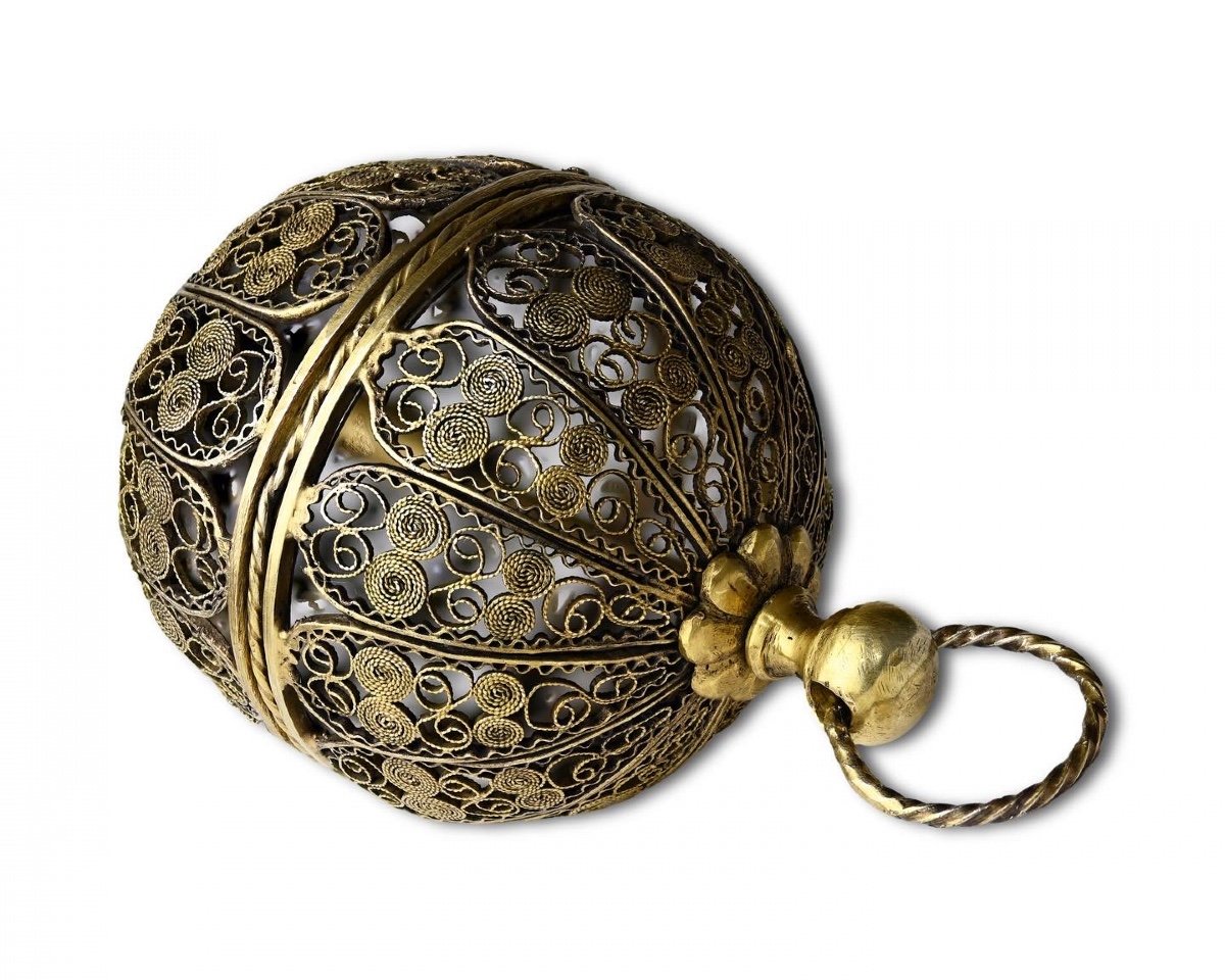 Large Filigree Silver Gilt Ball Form Pomander. Spanish, Circa 1700.-photo-3