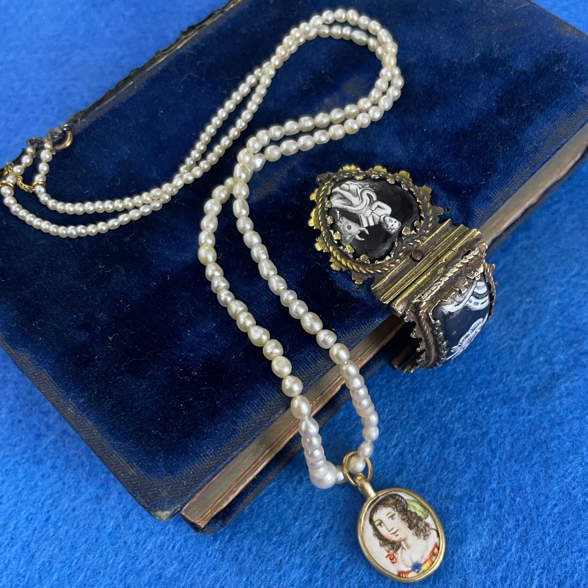 Gold And Enamel Pendant With The Busts Of Beautiful Ladies. French, 17th Century-photo-3