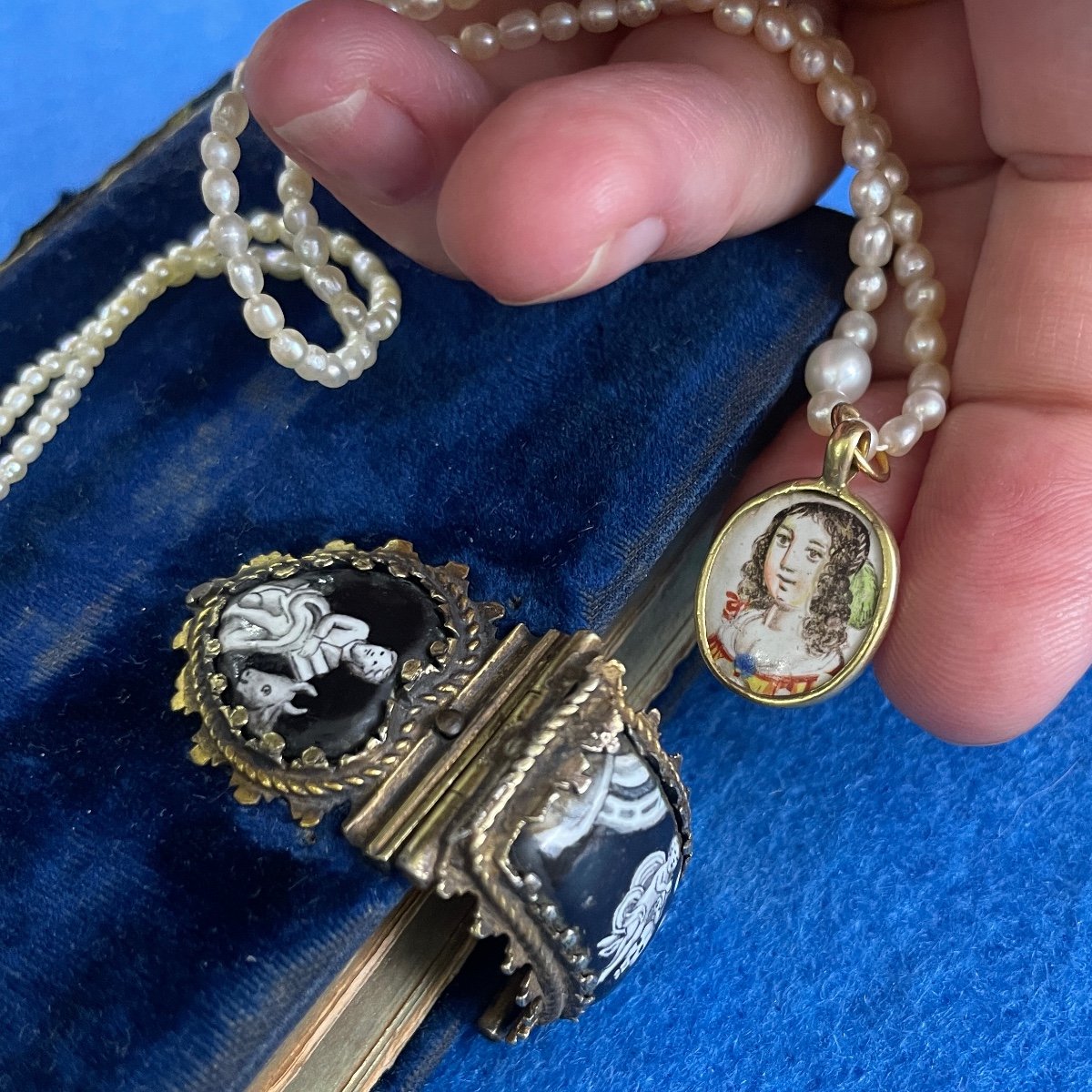 Gold And Enamel Pendant With The Busts Of Beautiful Ladies. French, 17th Century-photo-4