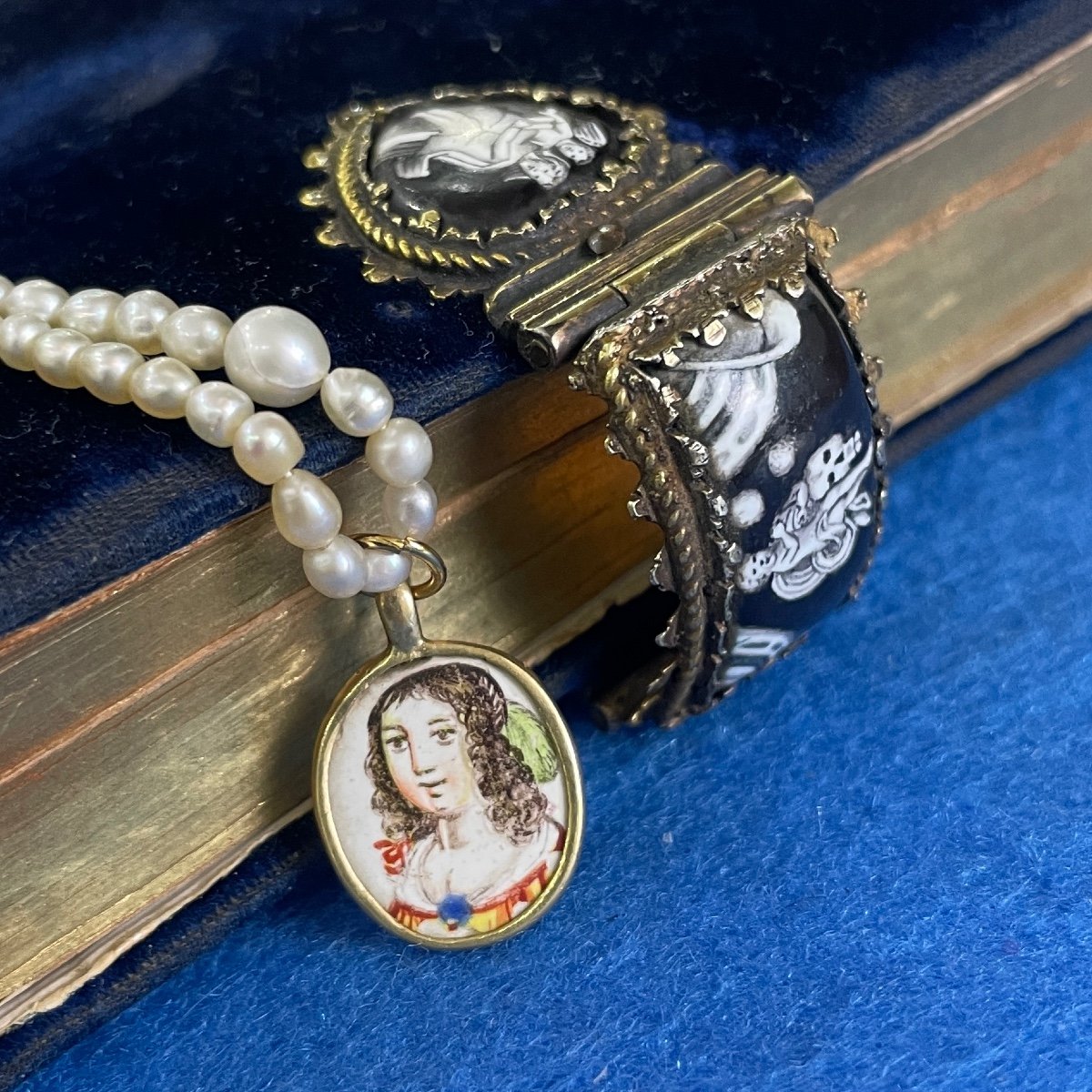 Gold And Enamel Pendant With The Busts Of Beautiful Ladies. French, 17th Century-photo-6