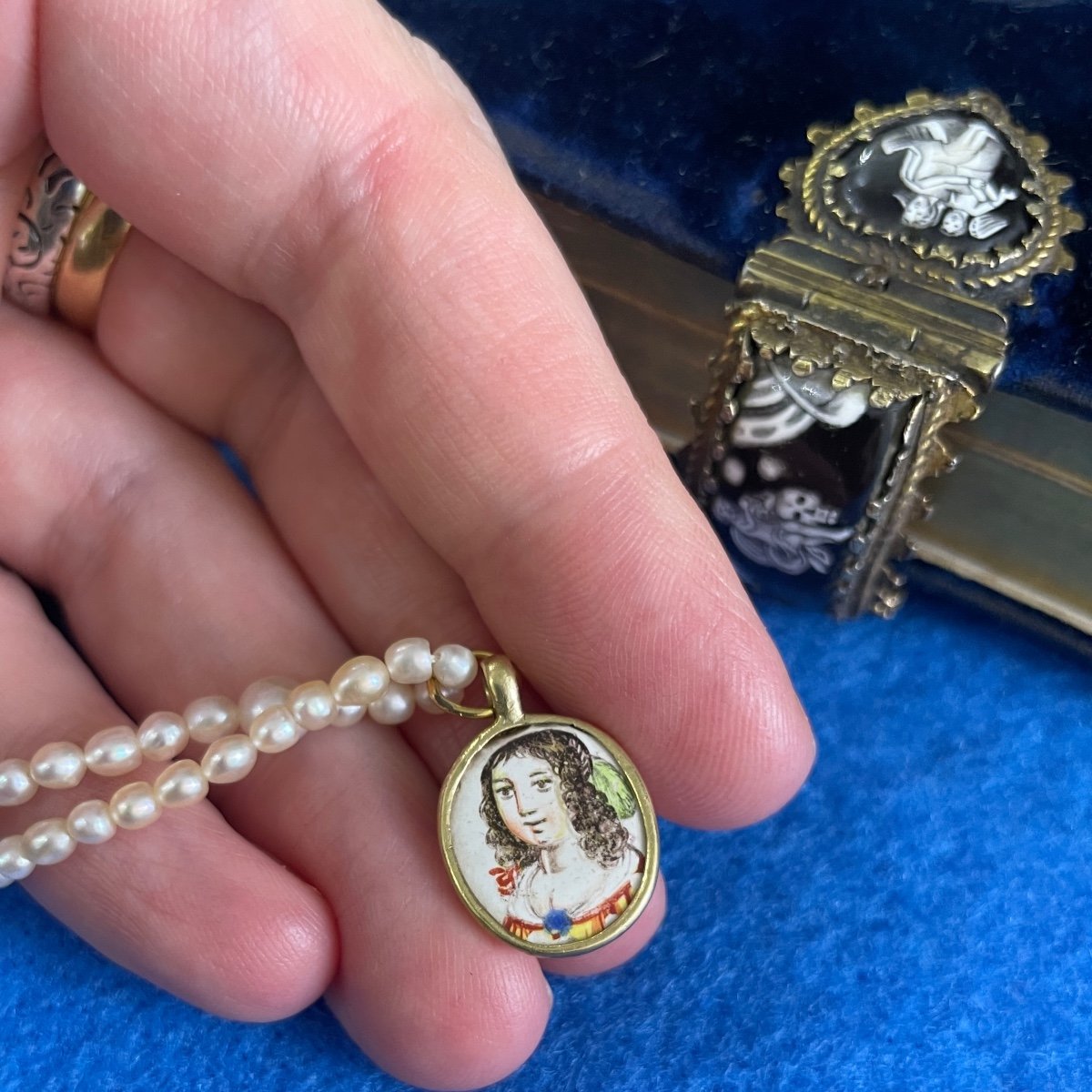 Gold And Enamel Pendant With The Busts Of Beautiful Ladies. French, 17th Century-photo-8