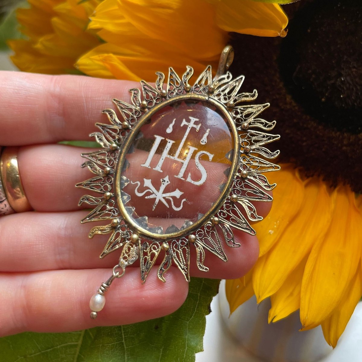 Silver Gilt Pendant With An Enamelled Glass ’ihs’. Spanish, Mid 17th Century.-photo-2