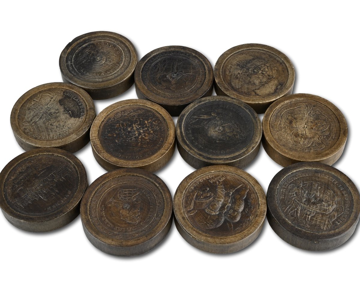 Twenty One Stained And Natural Pear Wood Games Pieces. Nuremberg, 18th Century.-photo-3