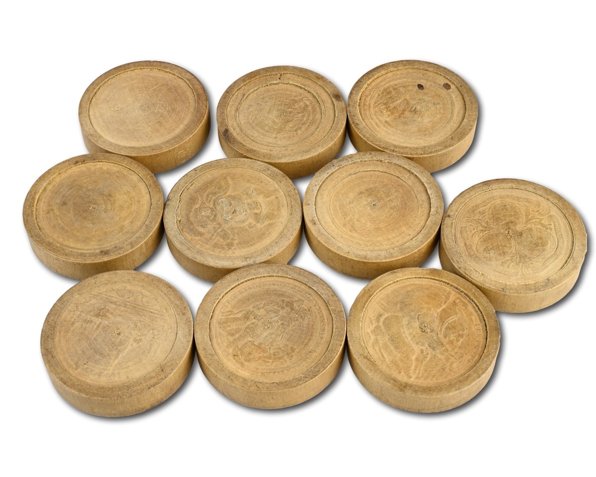 Twenty One Stained And Natural Pear Wood Games Pieces. Nuremberg, 18th Century.-photo-4