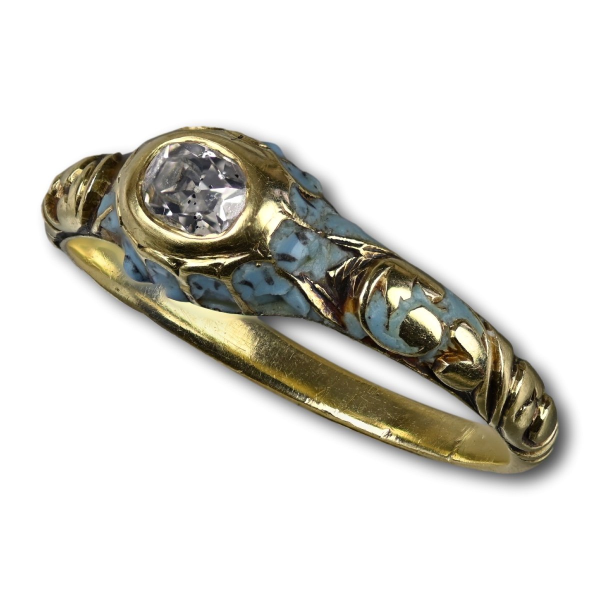 Bague En Or émaillé Bleu Et Diamants. Angleterre, Seconde Moitié Du XVIIe Siècle.