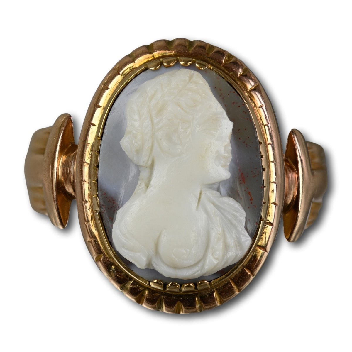 Bague En Or Avec Un Camée En Sardoine De La Renaissance Représentant Une Muse. Italie, XVIe Siè