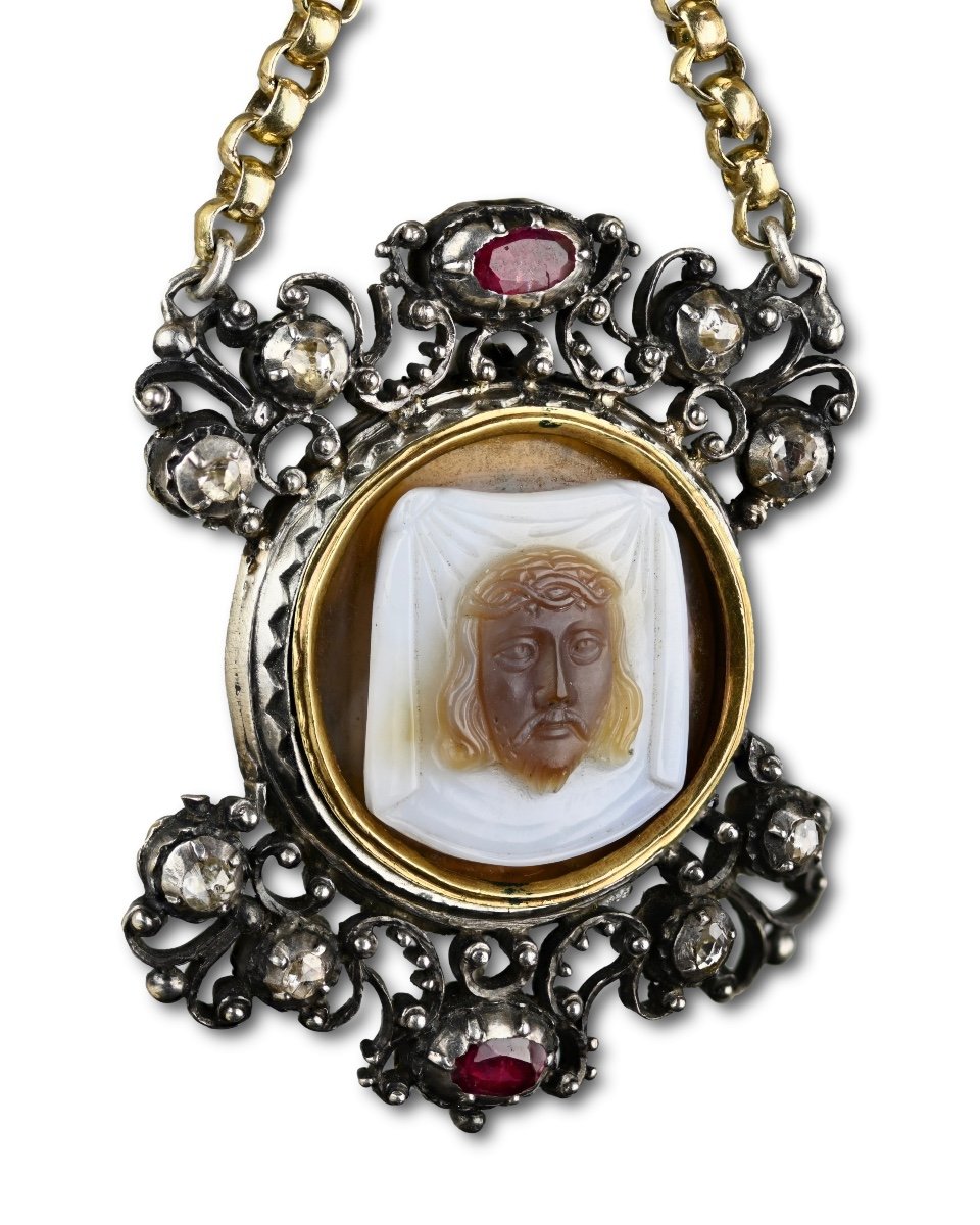 Silver And Gold Pendant With Diamonds, Rubies And A Cameo Of Veronica’s Veil.-photo-2