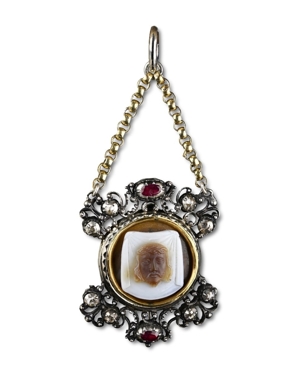 Silver And Gold Pendant With Diamonds, Rubies And A Cameo Of Veronica’s Veil.-photo-3