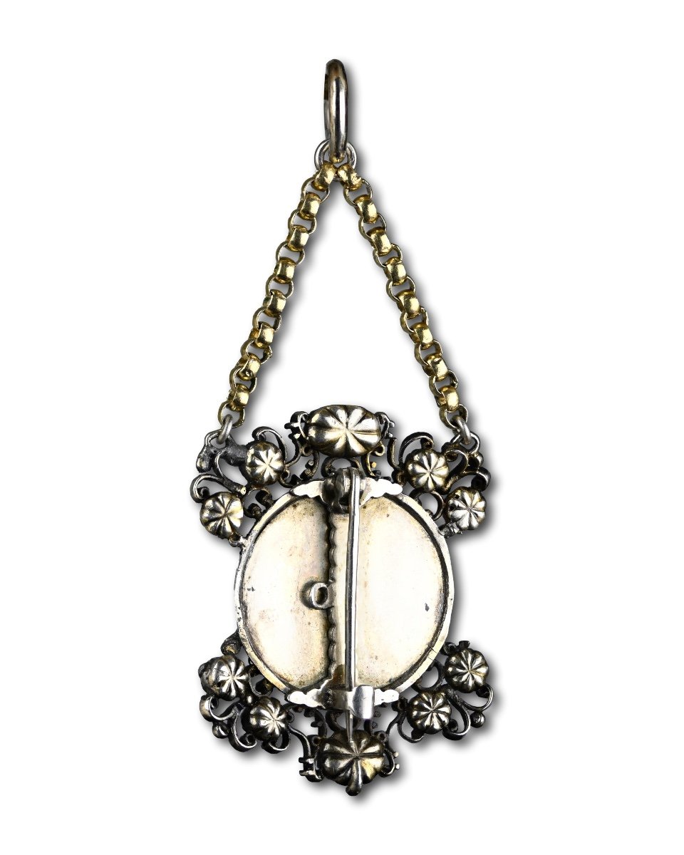 Silver And Gold Pendant With Diamonds, Rubies And A Cameo Of Veronica’s Veil.-photo-4