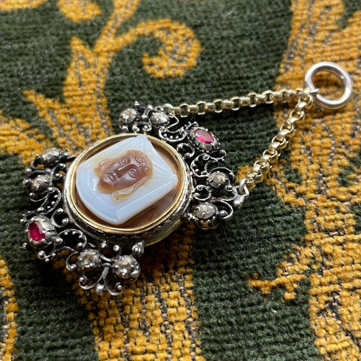 Silver And Gold Pendant With Diamonds, Rubies And A Cameo Of Veronica’s Veil.-photo-4