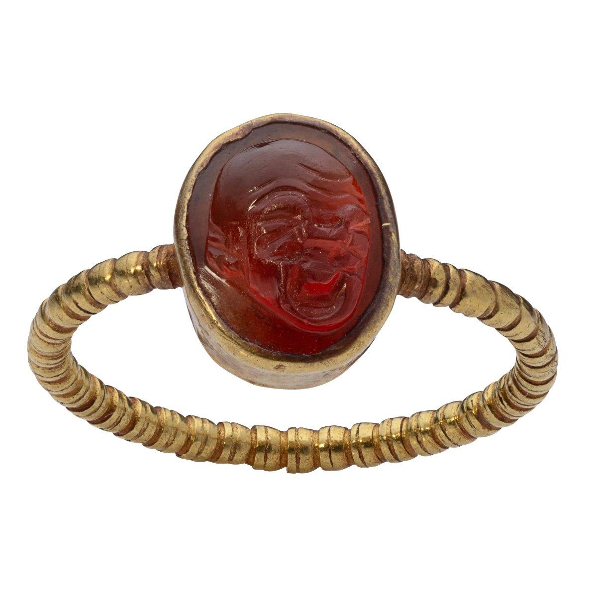 Bague En Or De La Rome Antique Avec Un Camée En Cornaline Représentant Un Masque Comique