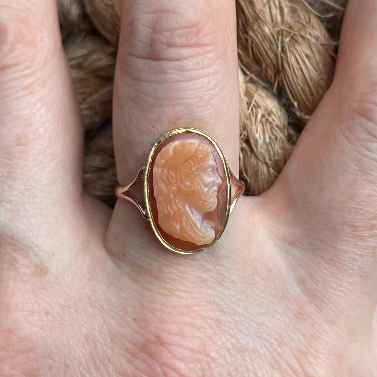 Gold Ring With A Cameo Of The Roman Emperor Commodus In The Guise Of Hercules.-photo-5