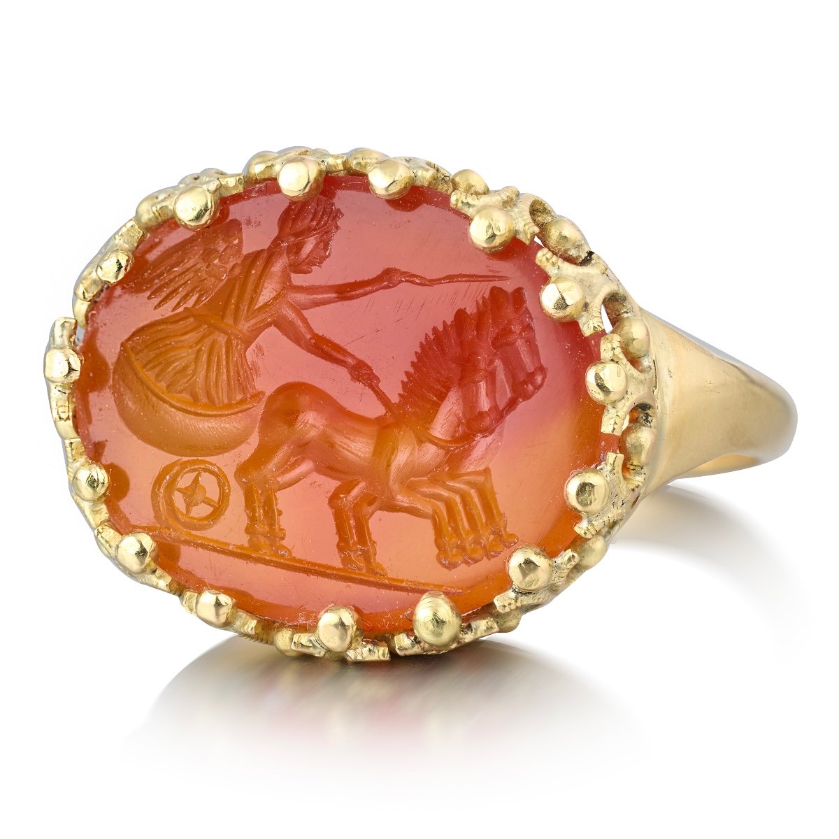 Bague En Or Avec Une Intaille Romaine De La Victoire Dans Un Char Tiré Par Des Chevaux.  