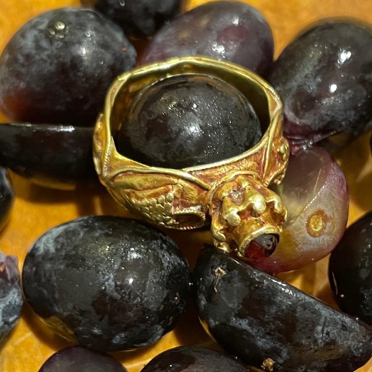 Bague En Or Avec Raisins Et Grenat Cabochon. Mérovingien, Vie Siècle Après J.-c.  -photo-1