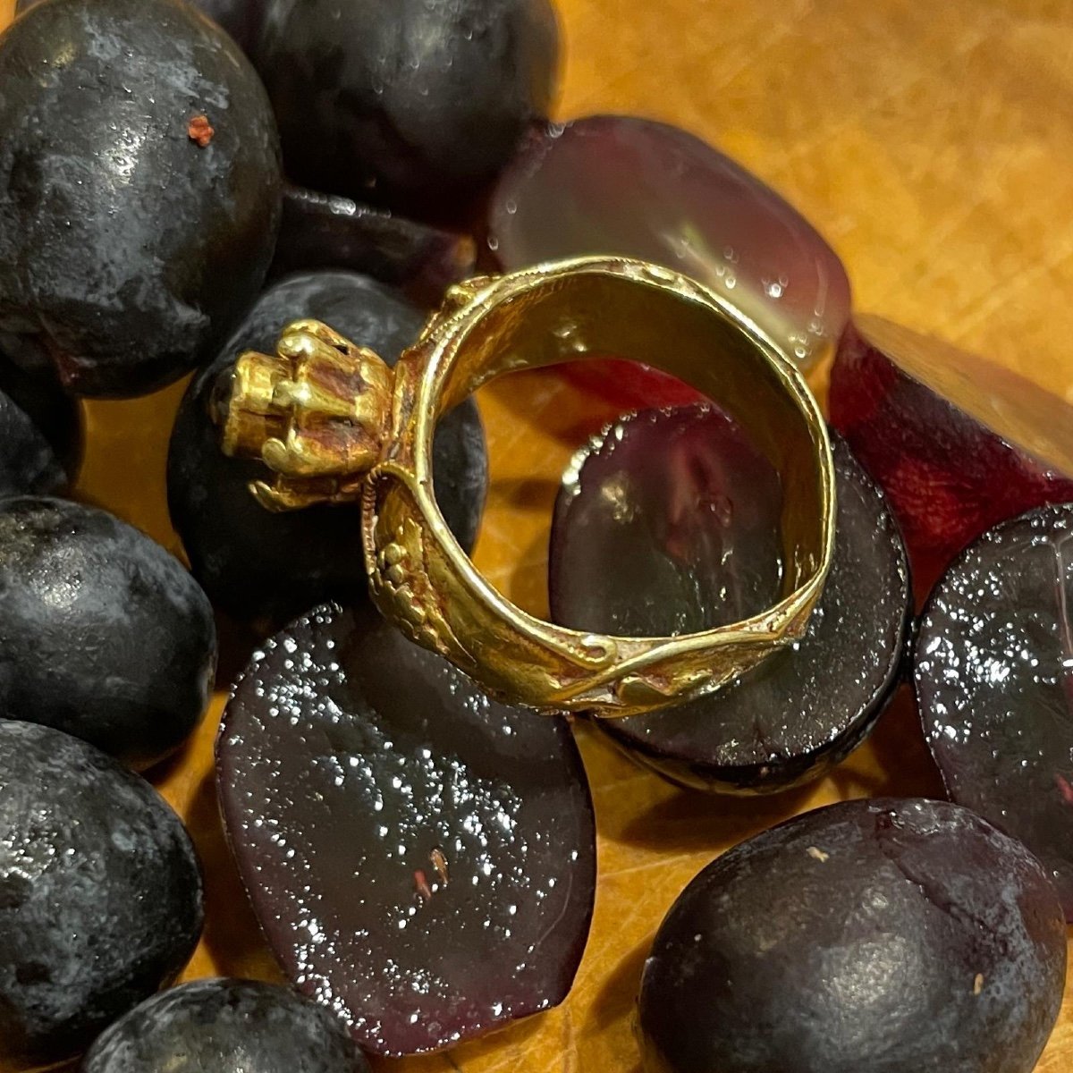 Bague En Or Avec Raisins Et Grenat Cabochon. Mérovingien, Vie Siècle Après J.-c.  -photo-7