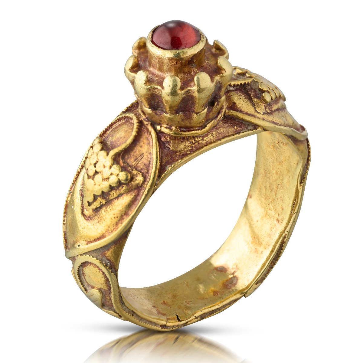 Bague En Or Avec Raisins Et Grenat Cabochon. Mérovingien, Vie Siècle Après J.-c.  