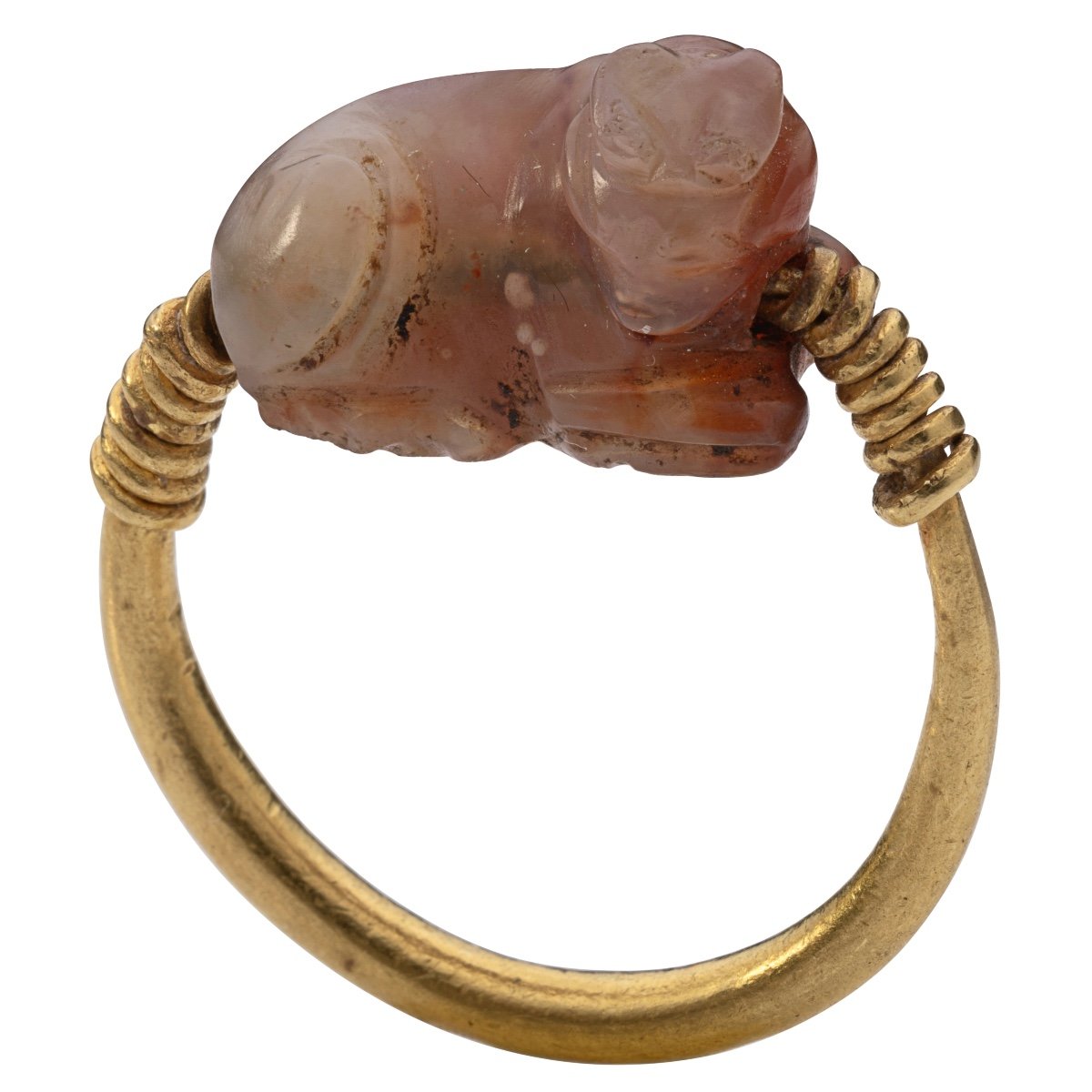 Bague En Or De l'égypte Ancienne Sertie d'Une Amulette En Agate Représentant Un Taureau Couché.-photo-2