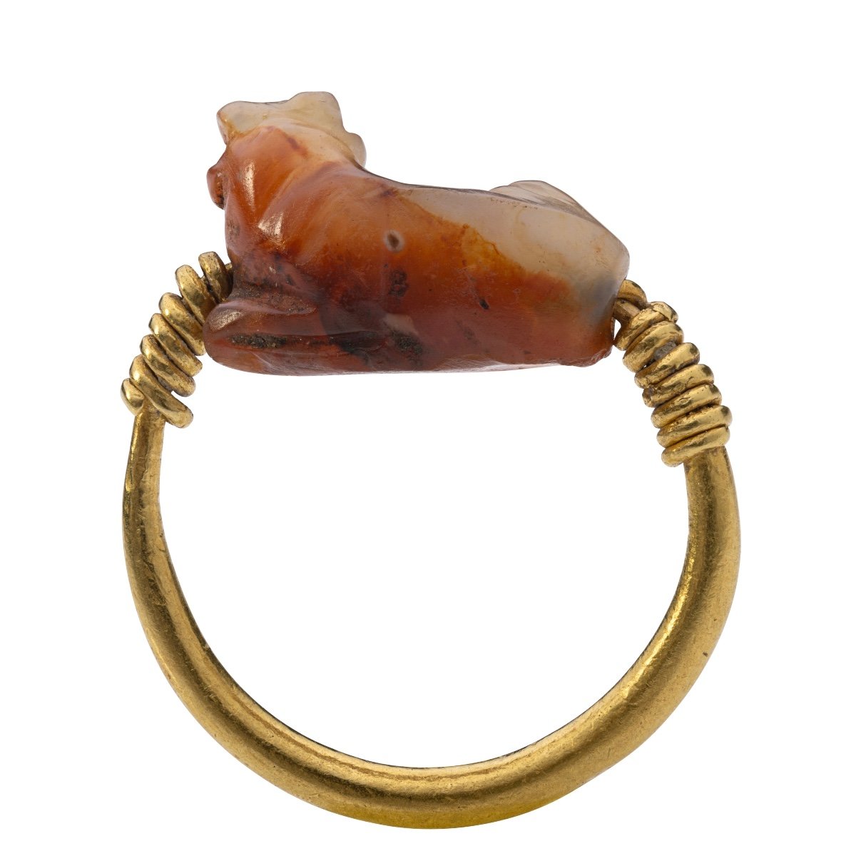 Bague En Or De l'égypte Ancienne Sertie d'Une Amulette En Agate Représentant Un Taureau Couché.-photo-3