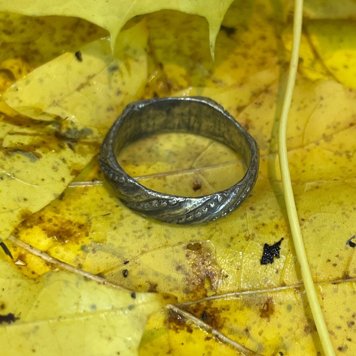 Bague Iconographique En Argent Doré Avec Des Saintes Femmes. Angleterre, XVe Siècle. -photo-1