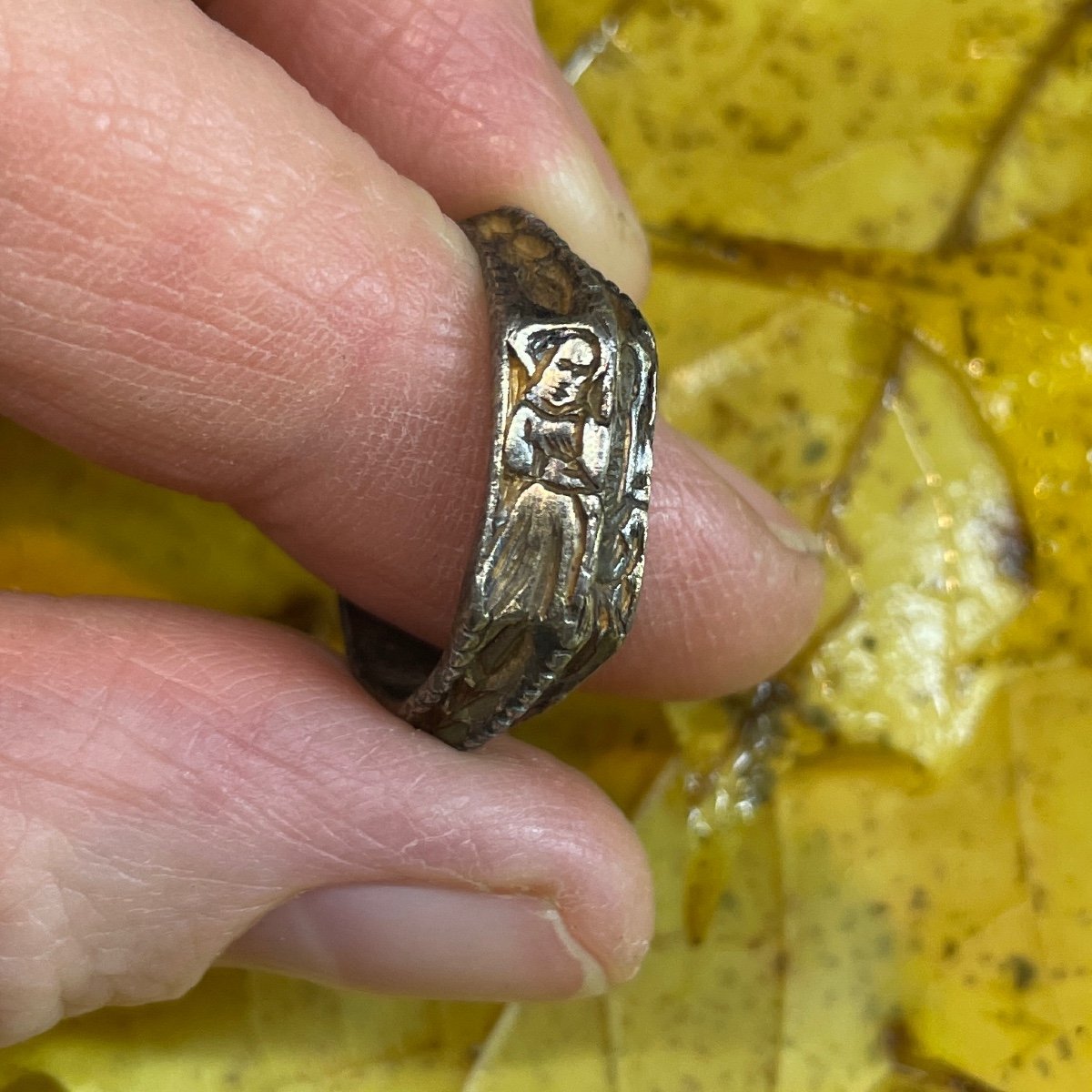 Bague Iconographique En Argent Doré Avec Des Saintes Femmes. Angleterre, XVe Siècle. -photo-6