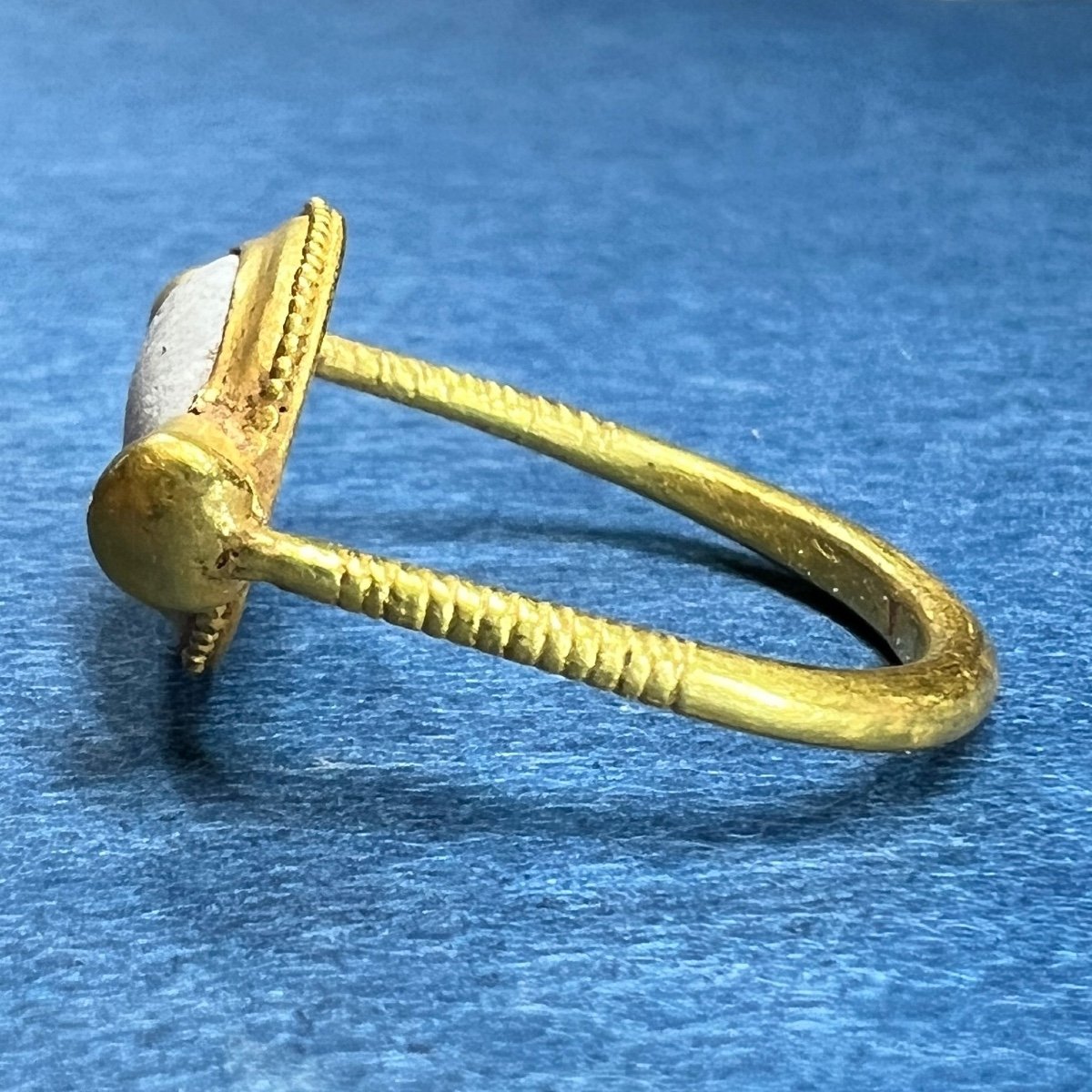 Bague En Or Avec Un « œil » Amulette En Pâte De Verre. Grec Ou Chypriote, 5e Siècle Avant J.-c.-photo-3