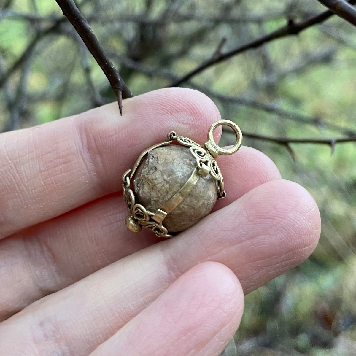 Pendentif En Pierre De Bézoard En Filigrane d'Or. Hollandais Ou Colonies Hollandaises, XVIIe Si-photo-1