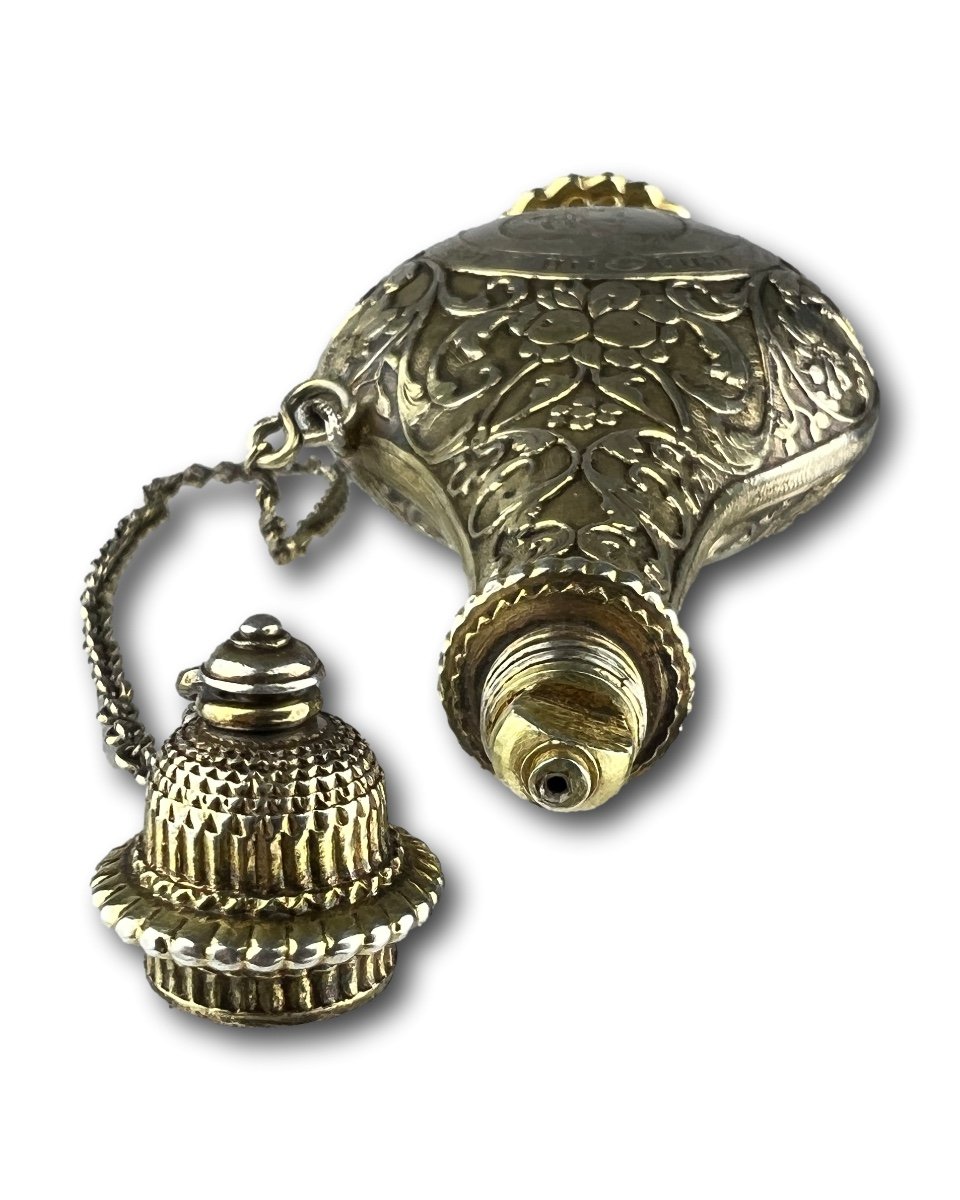 Chased And Engraved Silver Gilt Scent Bottle. German, Augsburg, Circa 1700.-photo-3