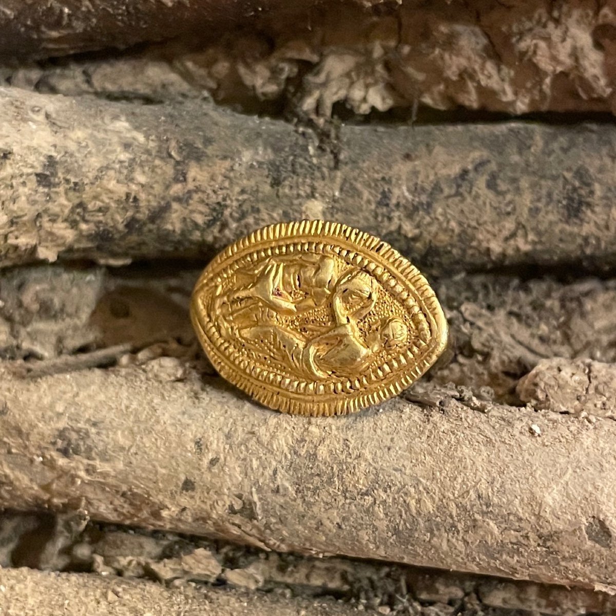 Fine Ancient Greek Gold Almond Shaped Ring. Etruscan, 4th / 5th Century Bc.  -photo-1