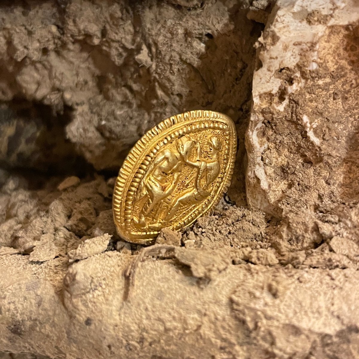 Fine Ancient Greek Gold Almond Shaped Ring. Etruscan, 4th / 5th Century Bc.  -photo-2