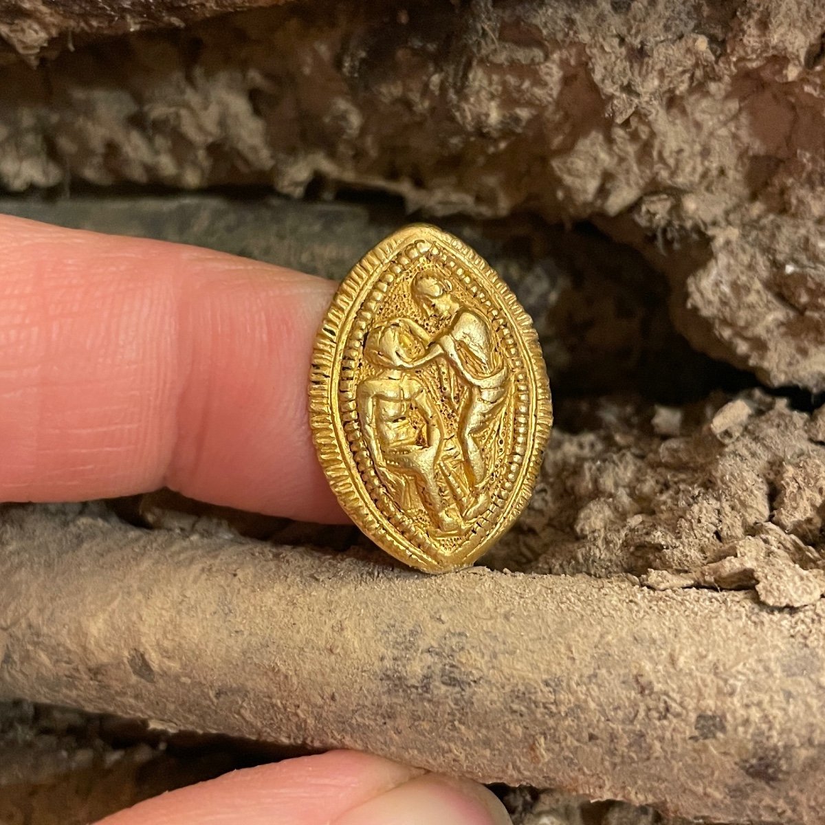 Fine Ancient Greek Gold Almond Shaped Ring. Etruscan, 4th / 5th Century Bc.  -photo-3