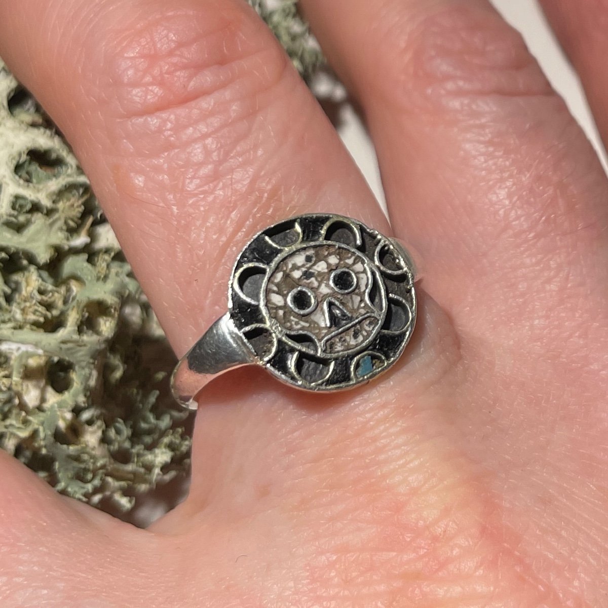 Silver Champlevé Enamel Skull Ring. Northern Europe, 17th Century.-photo-4