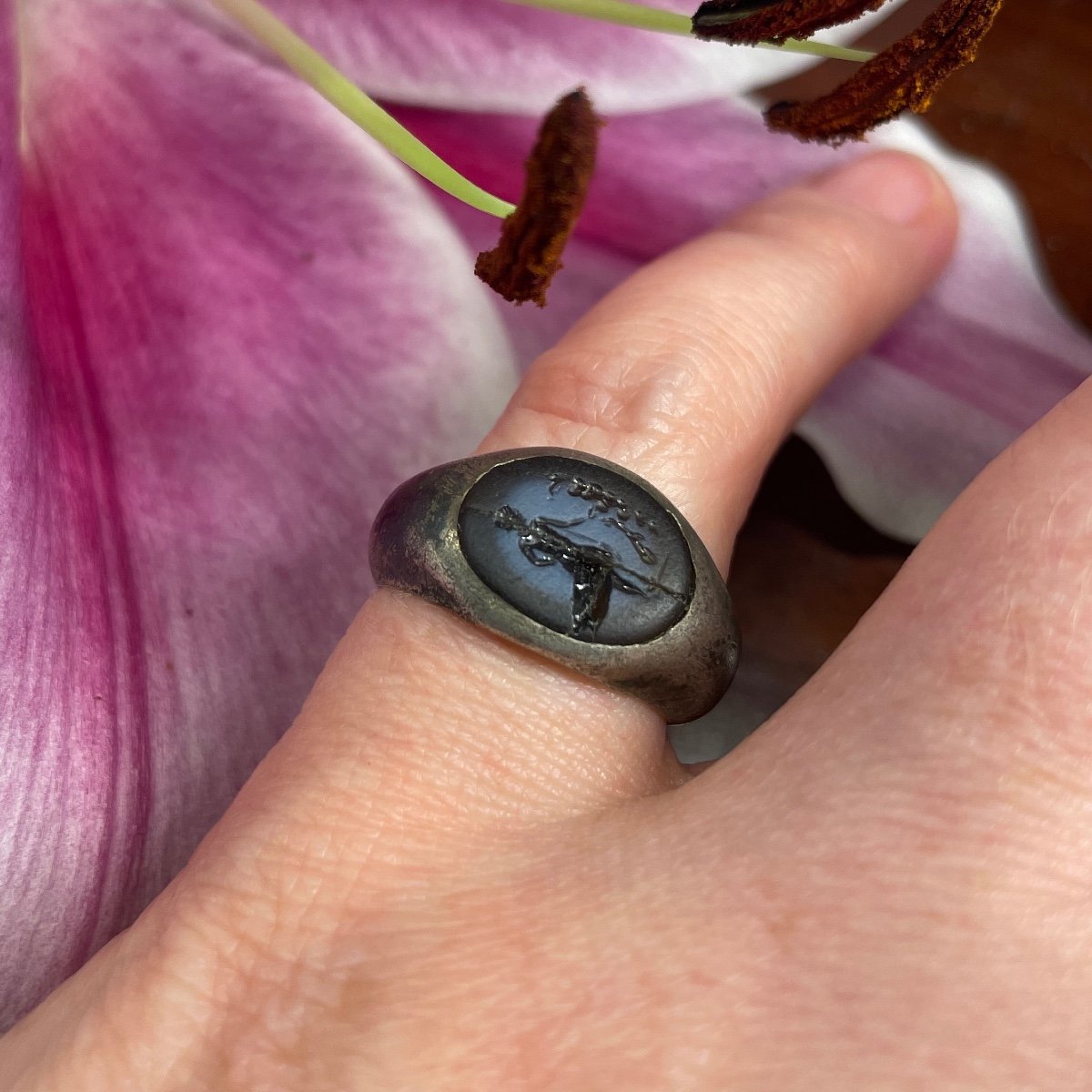 Ancient Ring With An Intaglio Of A Libation Offering. Roman, 1st/2nd Century Ad.-photo-3