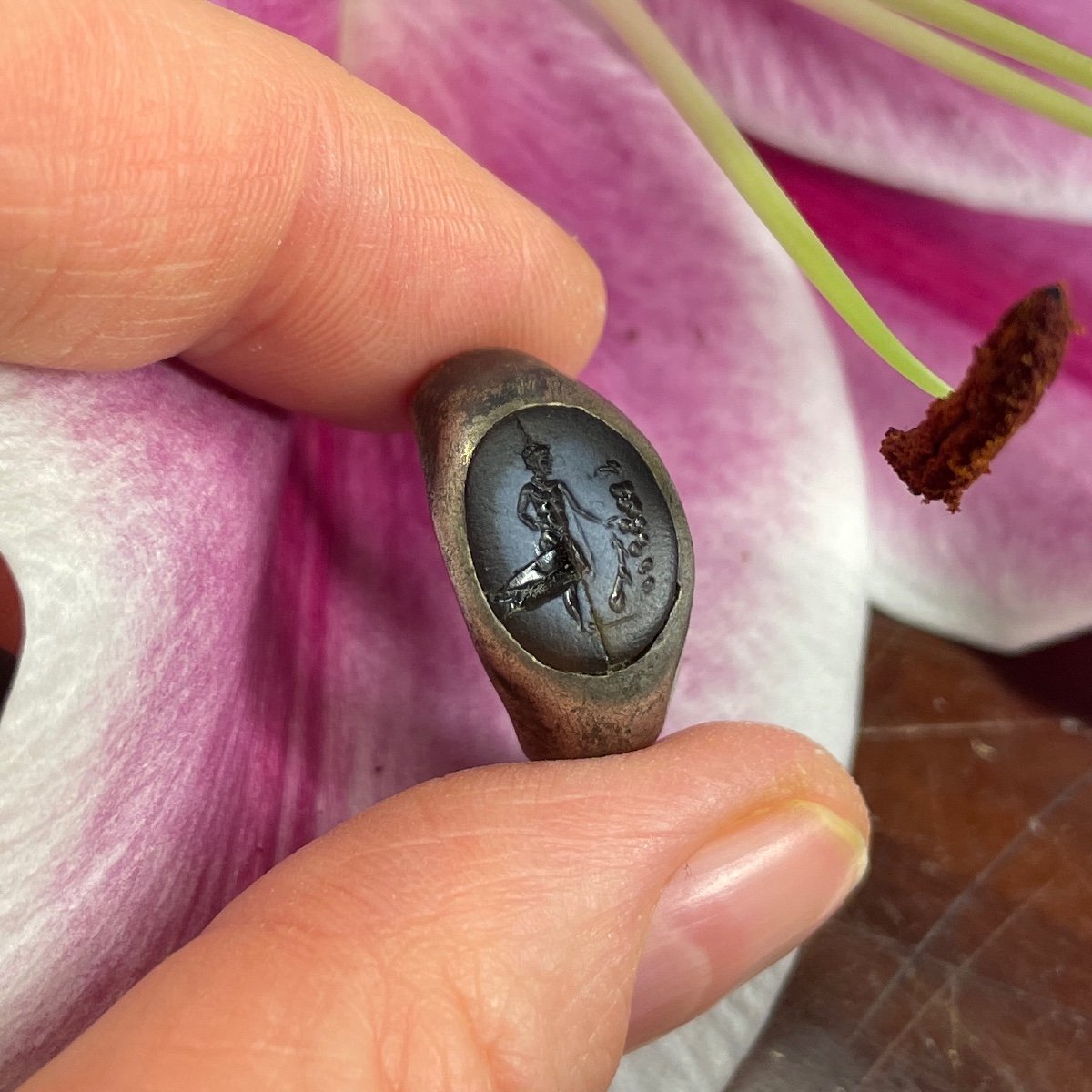 Ancient Ring With An Intaglio Of A Libation Offering. Roman, 1st/2nd Century Ad.-photo-4