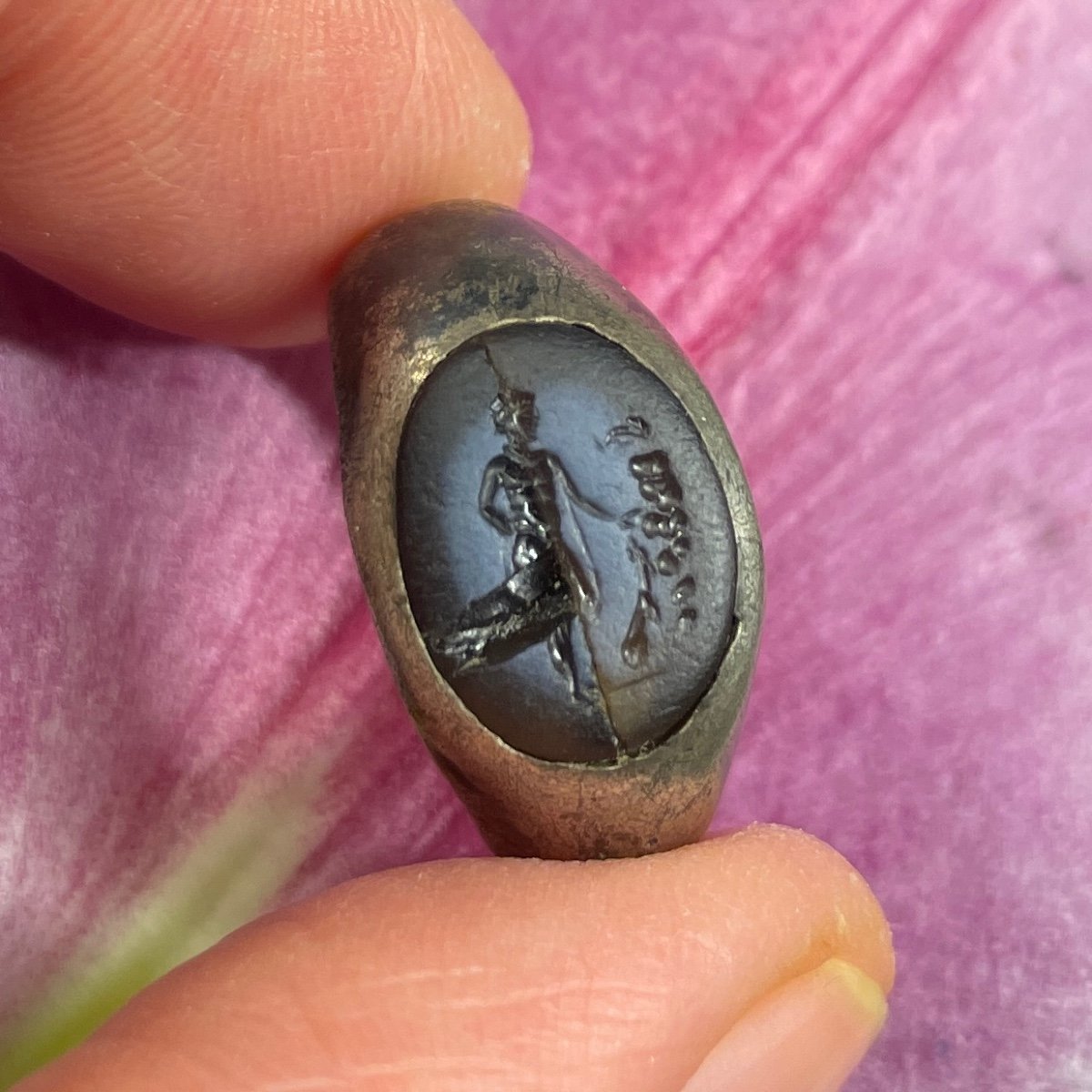 Ancient Ring With An Intaglio Of A Libation Offering. Roman, 1st/2nd Century Ad.-photo-3