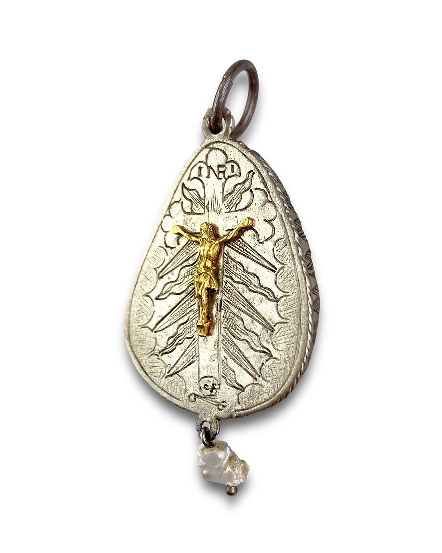 Pendentif camée en nacre de la Vierge à l'Enfant. Allemand, XVe siècle.-photo-3