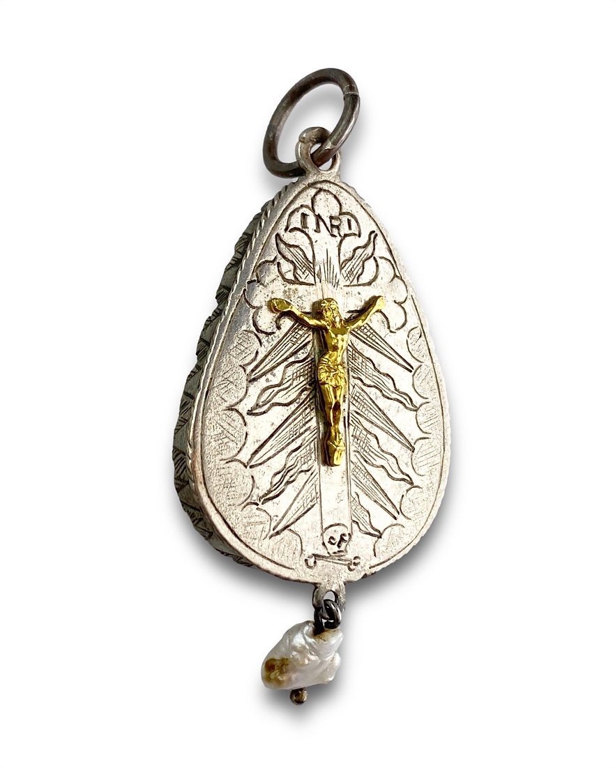 Pendentif camée en nacre de la Vierge à l'Enfant. Allemand, XVe siècle.-photo-4