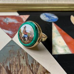 Bague Ancienne En Micromosaïque Avec Un Gentleman Se Chauffant Au Coin Du Feu. 