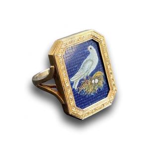 Bague En Or Avec Une Micromosaïque d'Une Colombe Nicheuse. Italien, Début Du XIXe Siècle. 