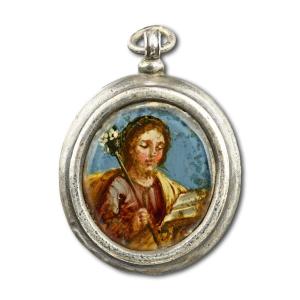 Un Pendentif En Argent Serti De Miniatures En Verre Inversé. Espagnol, Début Du XVIIIe Siècle. 