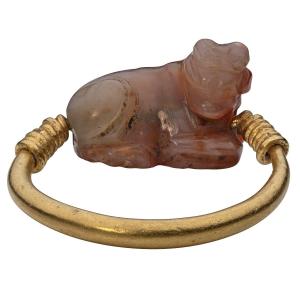 Bague En Or De l'égypte Ancienne Sertie d'Une Amulette En Agate Représentant Un Taureau Couché.