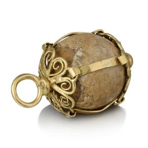 Gold Filigree Bezoar Stone Pendant. Dutch Or Dutch Colonies, 17th Century.