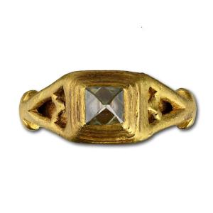 Roman Gold Ring With A Natural Octahedral Diamond. Roman, 3rd / 4th Century Ad.