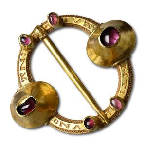 Broche Annulaire Médiévale En Or Et Grenat. Française Ou Anglaise, XIIIe/xive Siècle.  