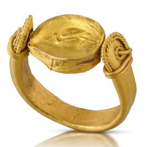 Bague Ancienne En Or Représentant Un Scarabée Avec Un Héron. Italie Du Sud, Ive Siècle Av. J.-c