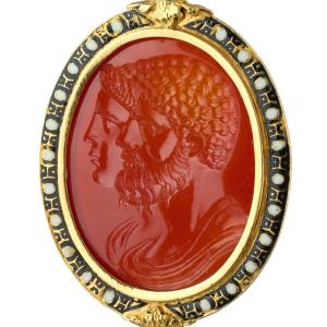 Pendentif En Or Et émail Avec Un Portrait En Taille-douce En Relief. Italie, XVIe Siècle. 