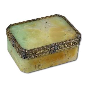 Vari-coloured Gold Mounted Chalcedony Snuff Box. German, Late 18th Century.  