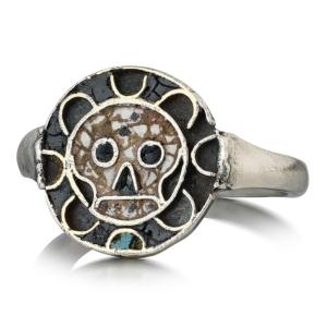 Bague En Argent Avec émail Champlevé Et Tête De Mort. Europe Du Nord, XVIIe Siècle. 