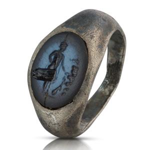 Ancient Ring With An Intaglio Of A Libation Offering. Roman, 1st/2nd Century Ad.