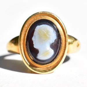 Gold Ring With An Agate Cameo Of A Woman. Italian, 18th Century.